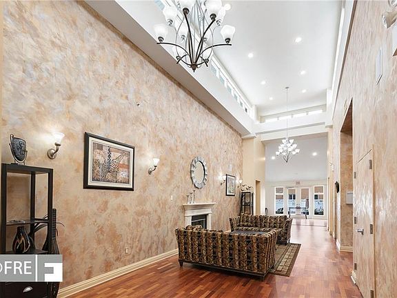 2nd image of 1527 Royce St #3