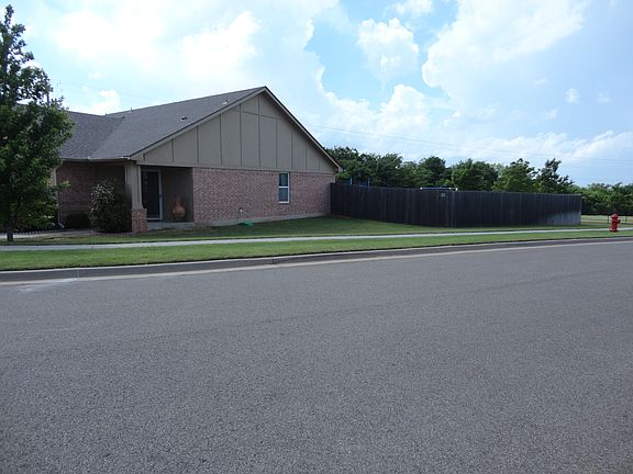 4th image of 3012 Yosemite Dr