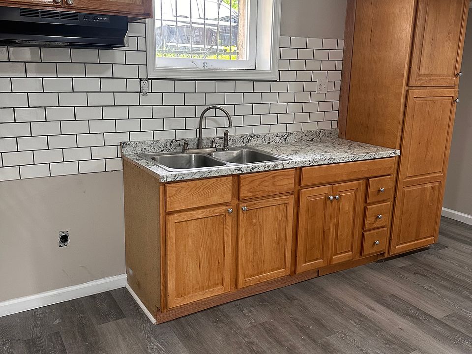 1st image of 607 W Ormsby Ave #9