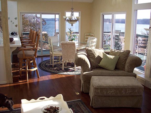 LOOKING TO DINING