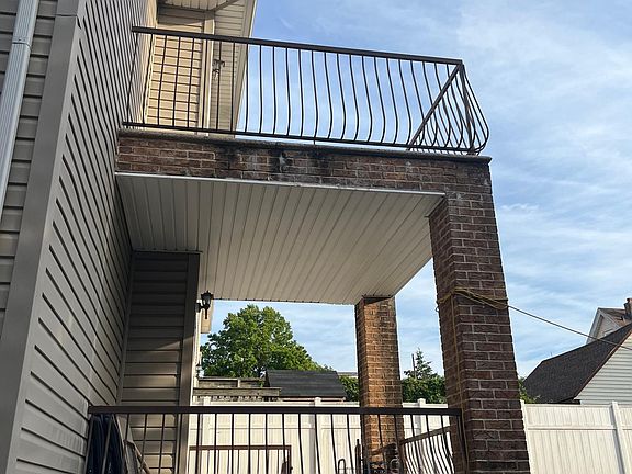 4th image of 392 Davis Ave