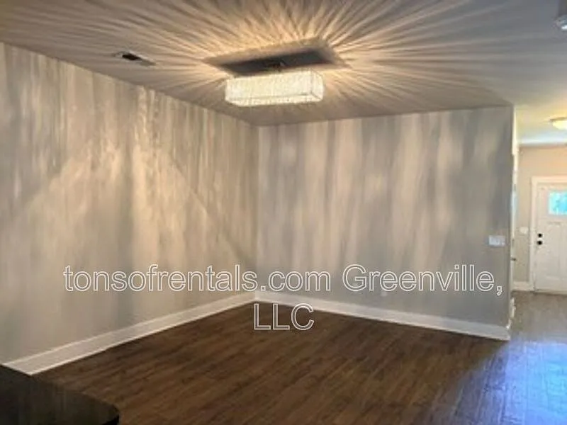 3 bed, 2.5 bath, 1598 sqft, $1,595 — Photo 2