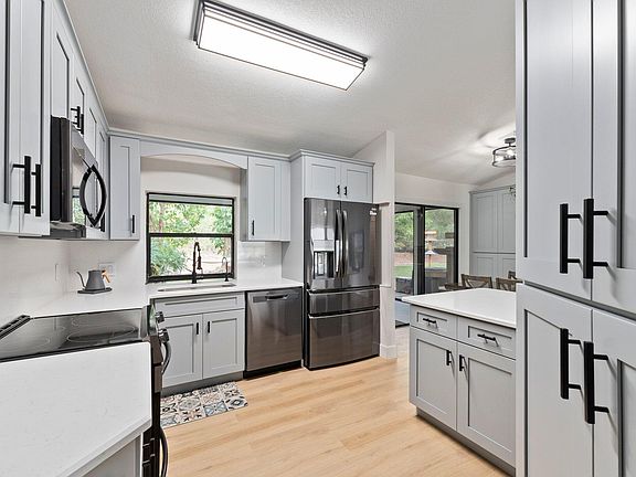 5th image of 411 SW Namoit Place