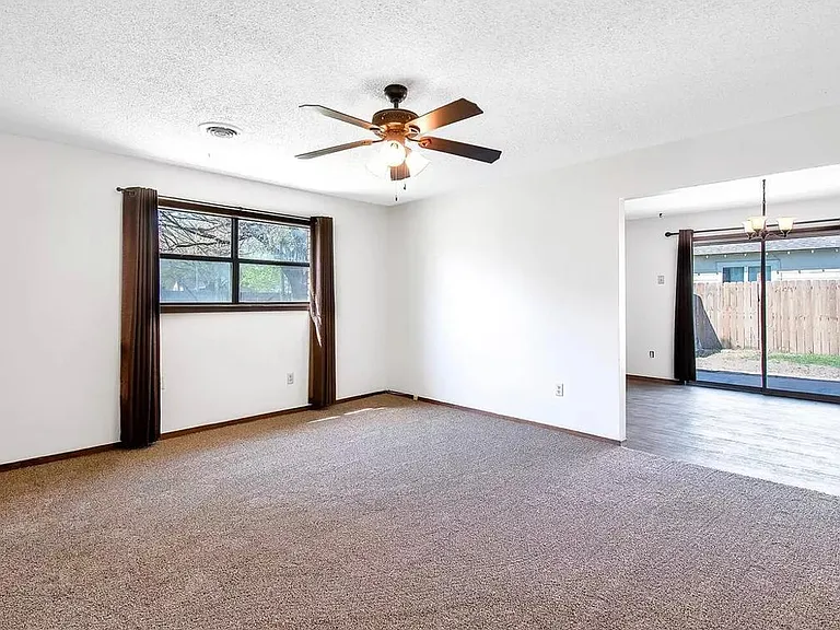 805 S Bonn St — Photo 6