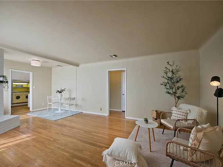 2121 N Screenland Dr — Photo 5