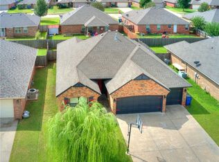 612 E Hillcrest Ln, Mustang, OK 73064