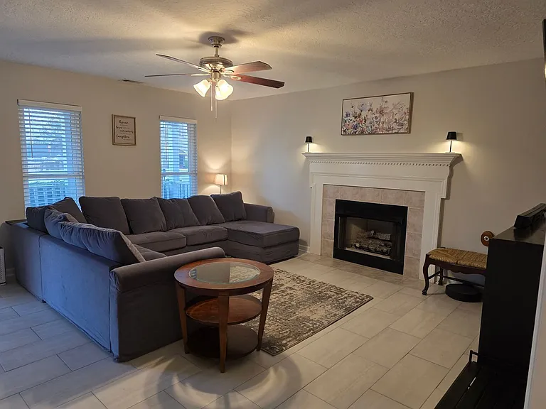 1318 Maple Leaf Ct — Photo 3