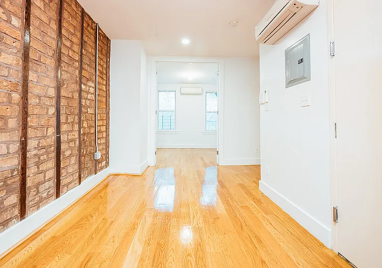 31 Montrose Ave #2M — Photo 5