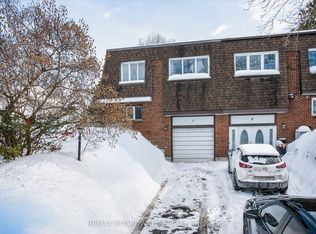8 Oberon St, Ottawa, ON K2H7X7