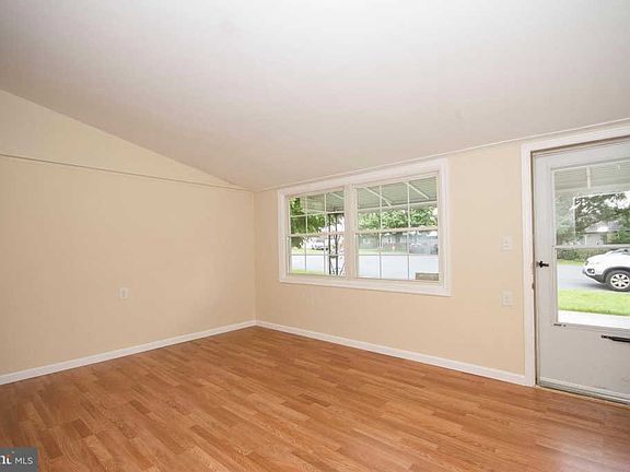 4th image of 329 Crestwood Dr