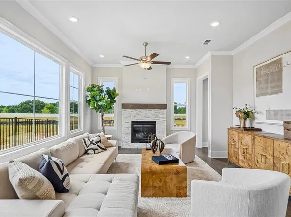 56 Nicholas Dr, Hoschton, GA 30548