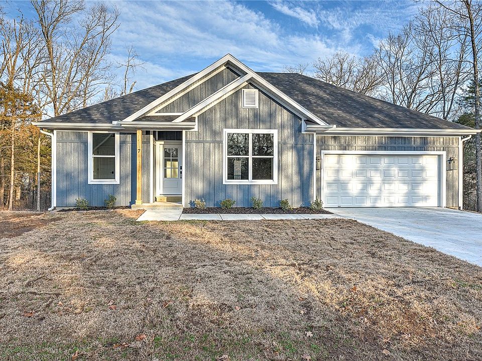 1st image of 7 Holcombe Ln