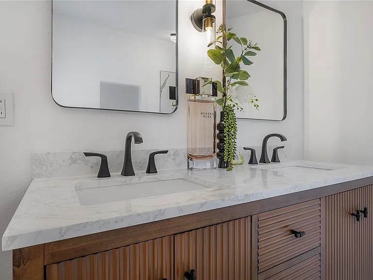 408 E Amelia Ave — Photo 20