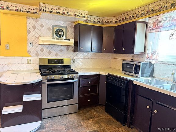 5th image of 219 Weiss St