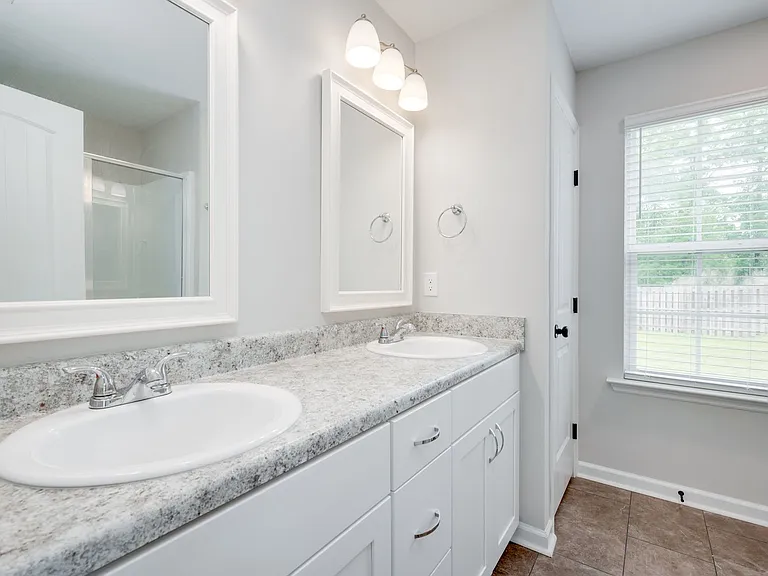 2106 Collier Rd — Photo 16