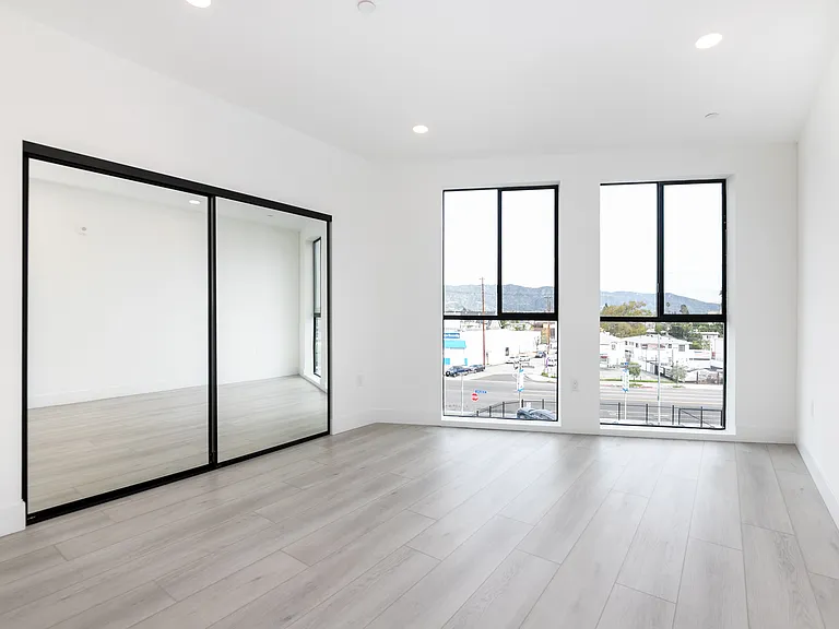11500 Emelita St #302 — Photo 5