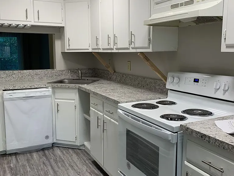 225 Village Ln #D — Photo 4