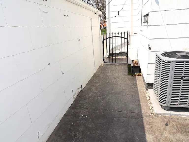 120 S Court St — Photo 46
