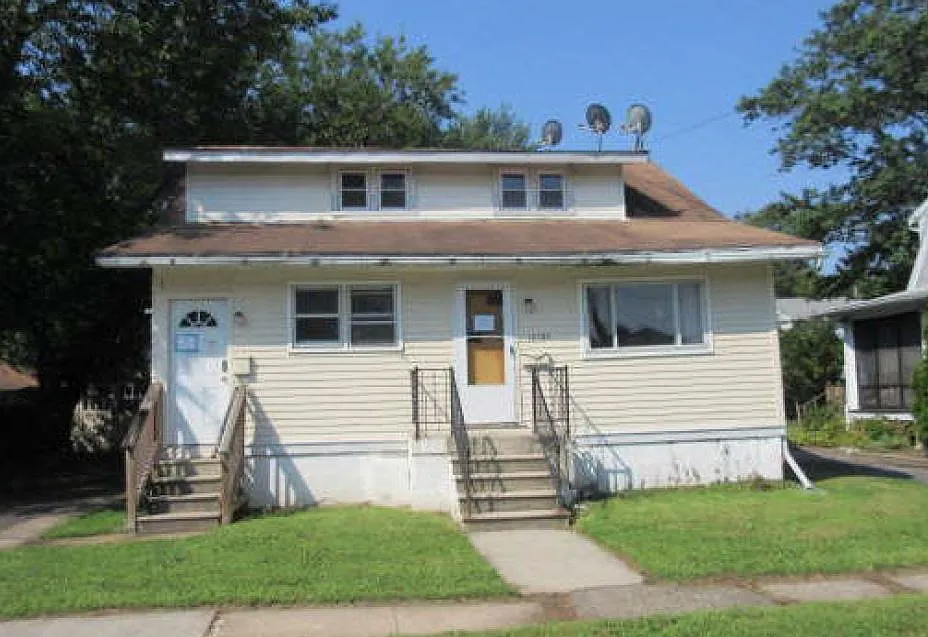 1615 W River Dr photo 1