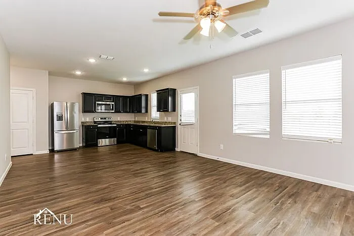 3 bed, 2.5 bath, 1605 sqft, $2,035 — Photo 4