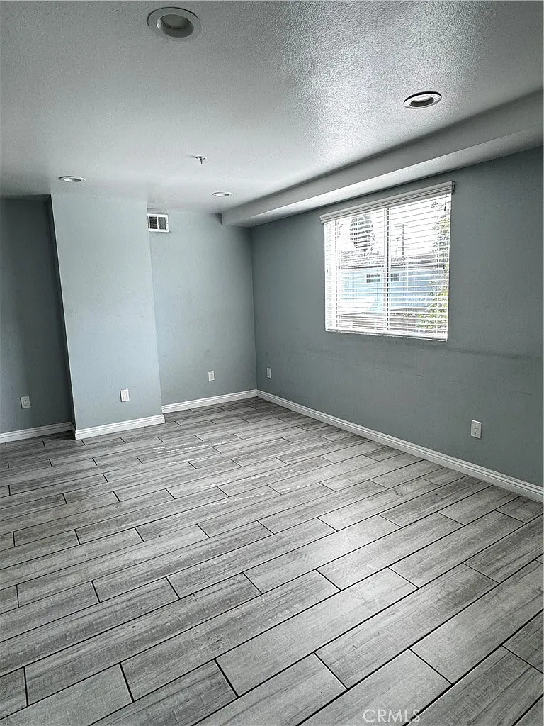 3 bed, 1200 sqft, $3,100 — Photo 3