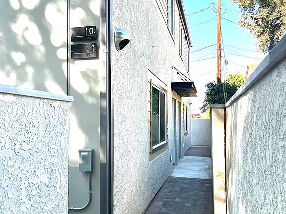 3rd image of 6744 Orizaba Ave #10