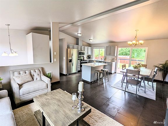 Open Concept great for Entertaining>