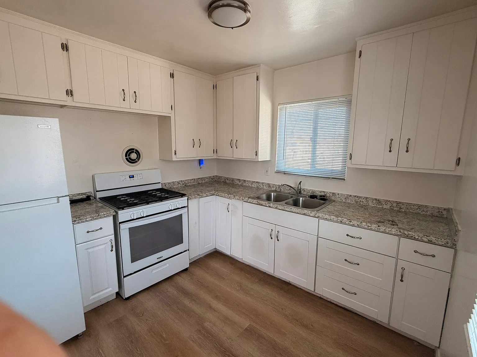 3 bed, 1100 sqft, $2,395 — Photo 2