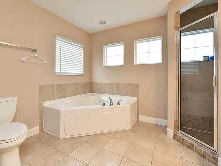 1451 Salisbury Dr — Photo 9