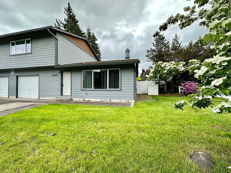 1098 SW Hensley Rd — Photo 3