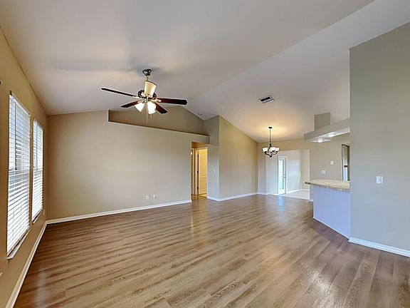 4th image of 2543 SE 25th Ave