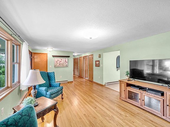5th image of 17 Breton Ln