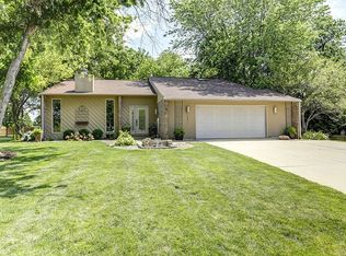 2211 Berrywood Ln, Bloomington, IL 61704