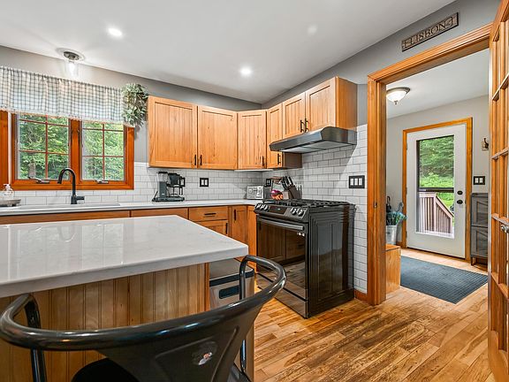 3rd image of 99 Breezy Hill Road
