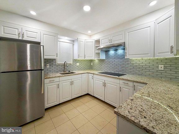 5th image of 534 W Huntingdon St