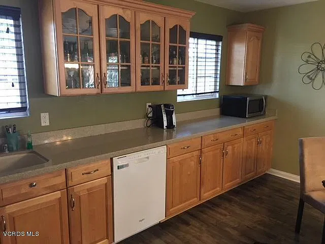 3 bed, 2.0 bath, 1350 sqft, $3,500 — Photo 3