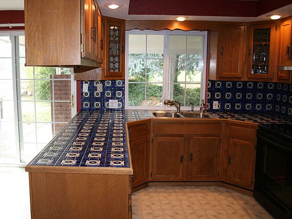 Spacious kitchen w/ breakfast nook