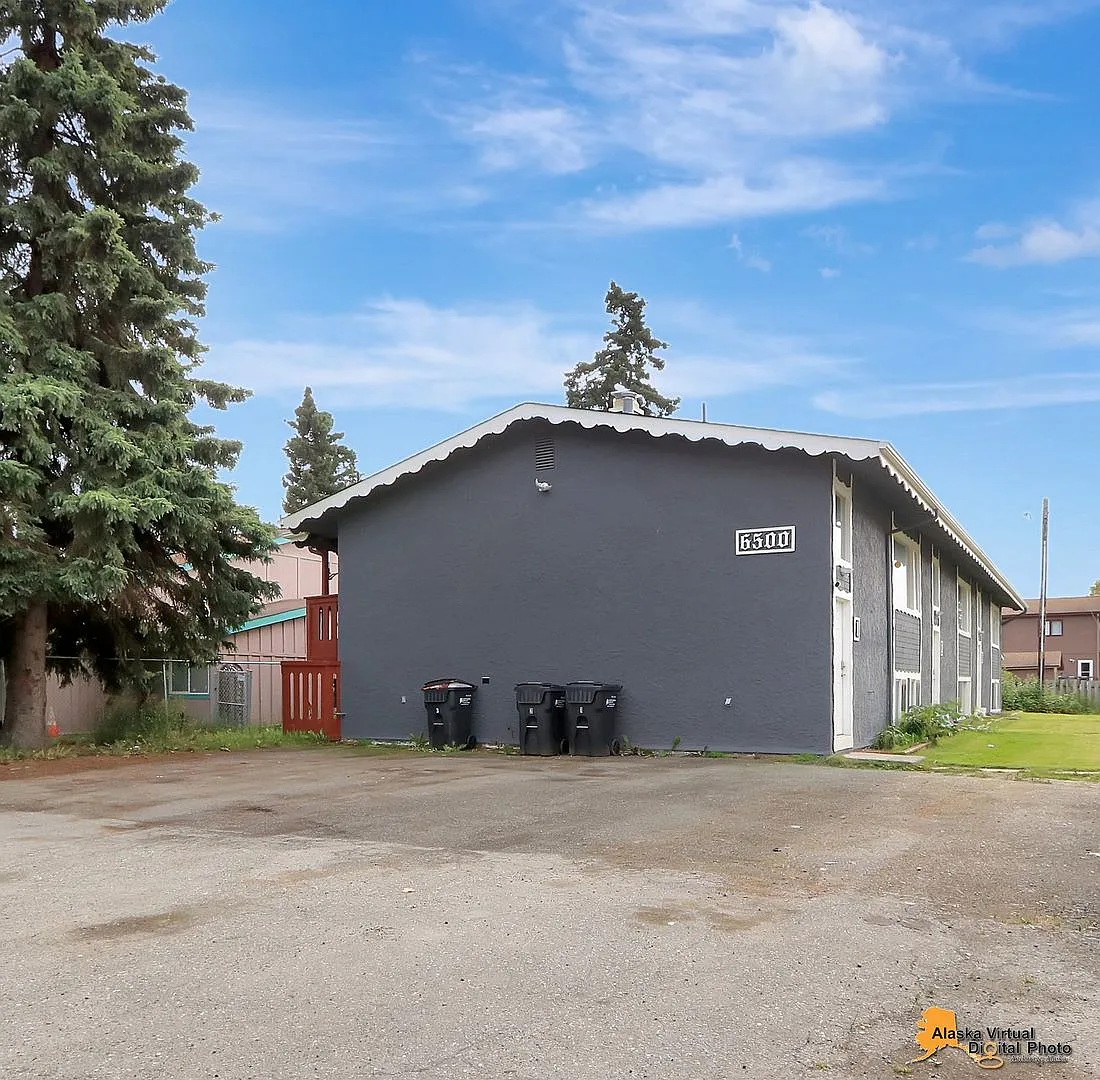 The Single-Family Alternative: 3BD/2BA Triplex Unit with Modern Comforts — Photo 3
