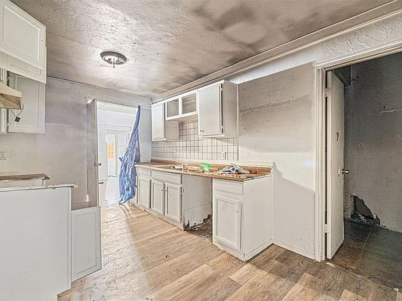 5th image of 2810 S Harvey Ave