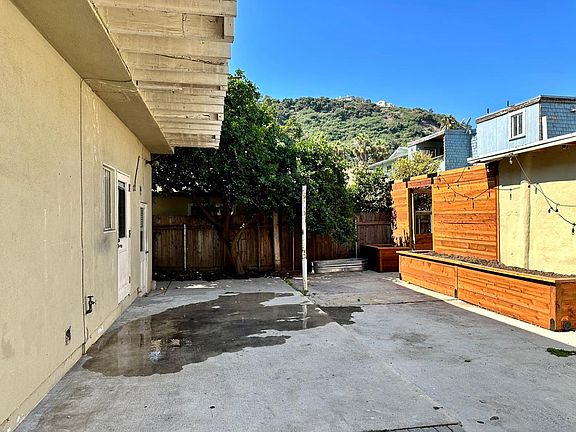 4th image of 602 W De La Guerra St