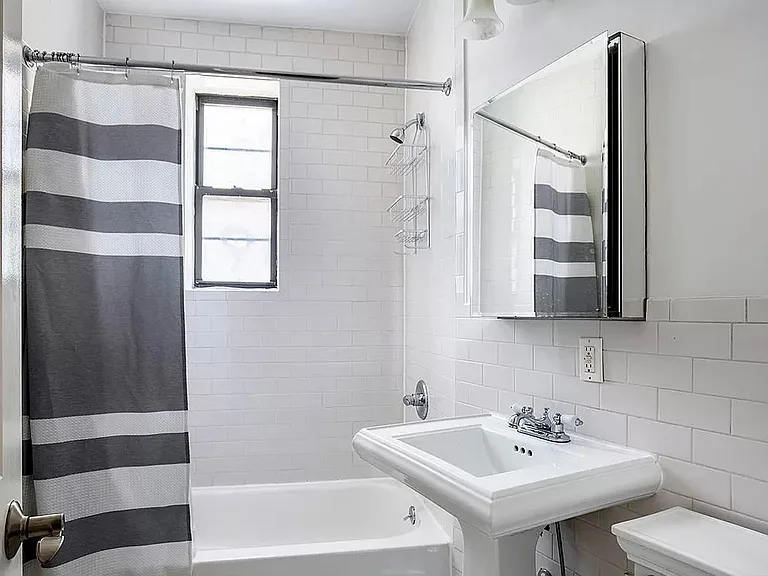 535 Hudson St #4 — Photo 8