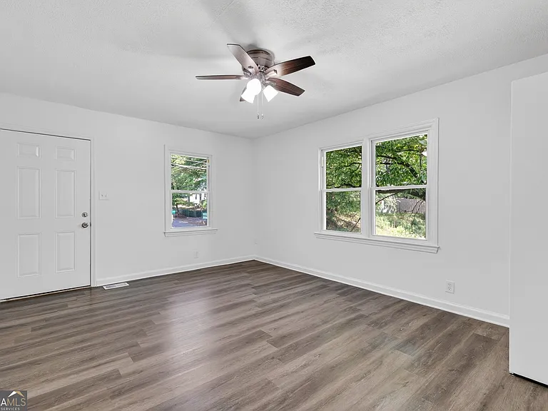 2036 McPherson Dr — Photo 2
