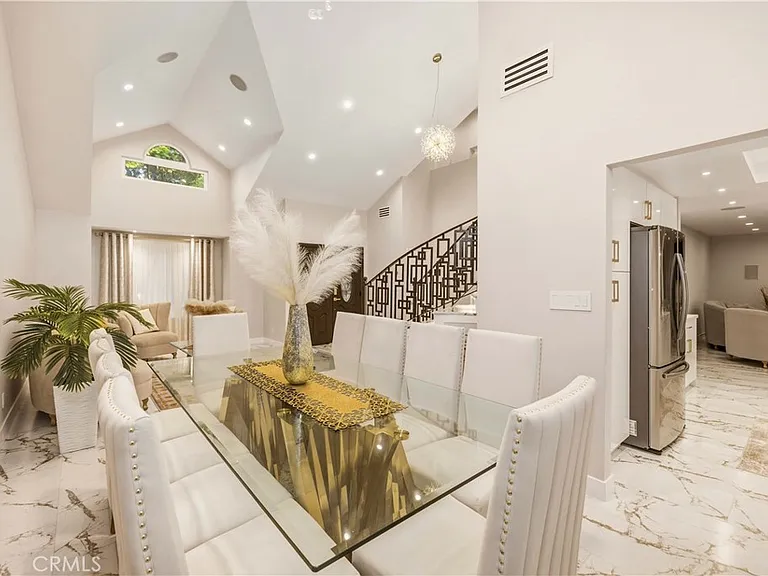 4561 Grandview Dr — Photo 13