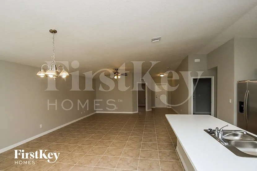 4 bed, 2.0 bath, 1833 sqft, $2,345 — Photo 4