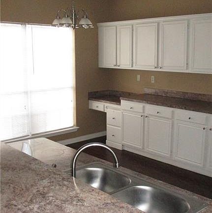 4th image of 7400 Blackthorn Dr