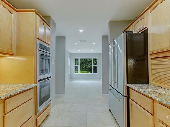 5th image of 1824 Camelot Dr