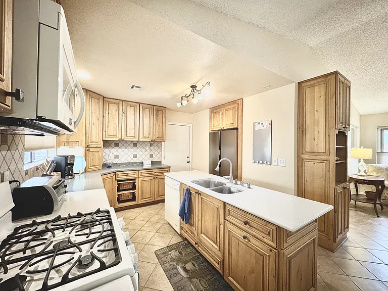 525 Tabony Ave — Photo 11