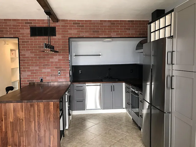 Kitchen w/ dishwasher