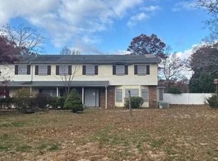 460 Hoffman Ln, Hauppauge, NY 11788