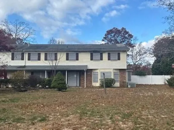 460 Hoffman Ln, Hauppauge, NY 11788